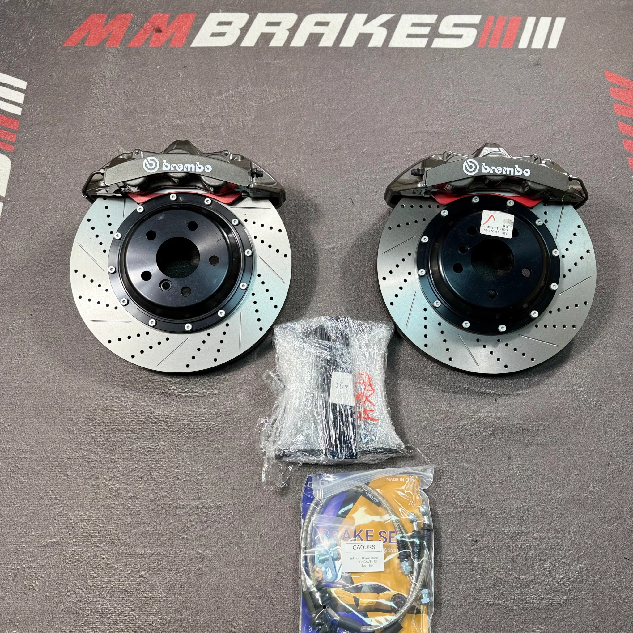 Комплект Brembo GT6 для BMW 3 серии: два графитовых шестипоршневых суппорта на перфорированных двухсоставных дисках, армированные шланги и крепёж