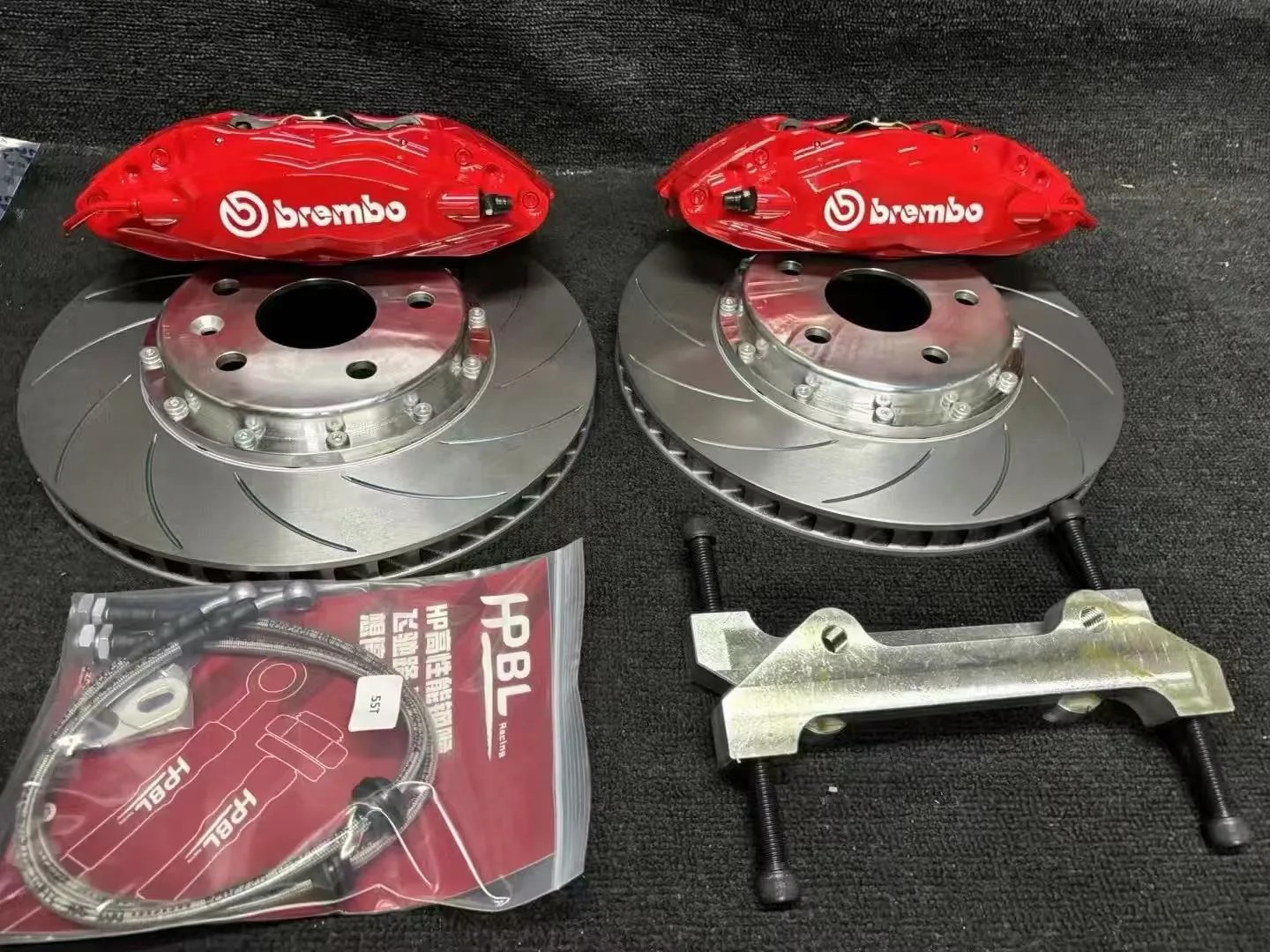 Красные суппорта Brembo F50 с двухсоставными дисками 355 мм с насечками, адаптером и армированными шлангами