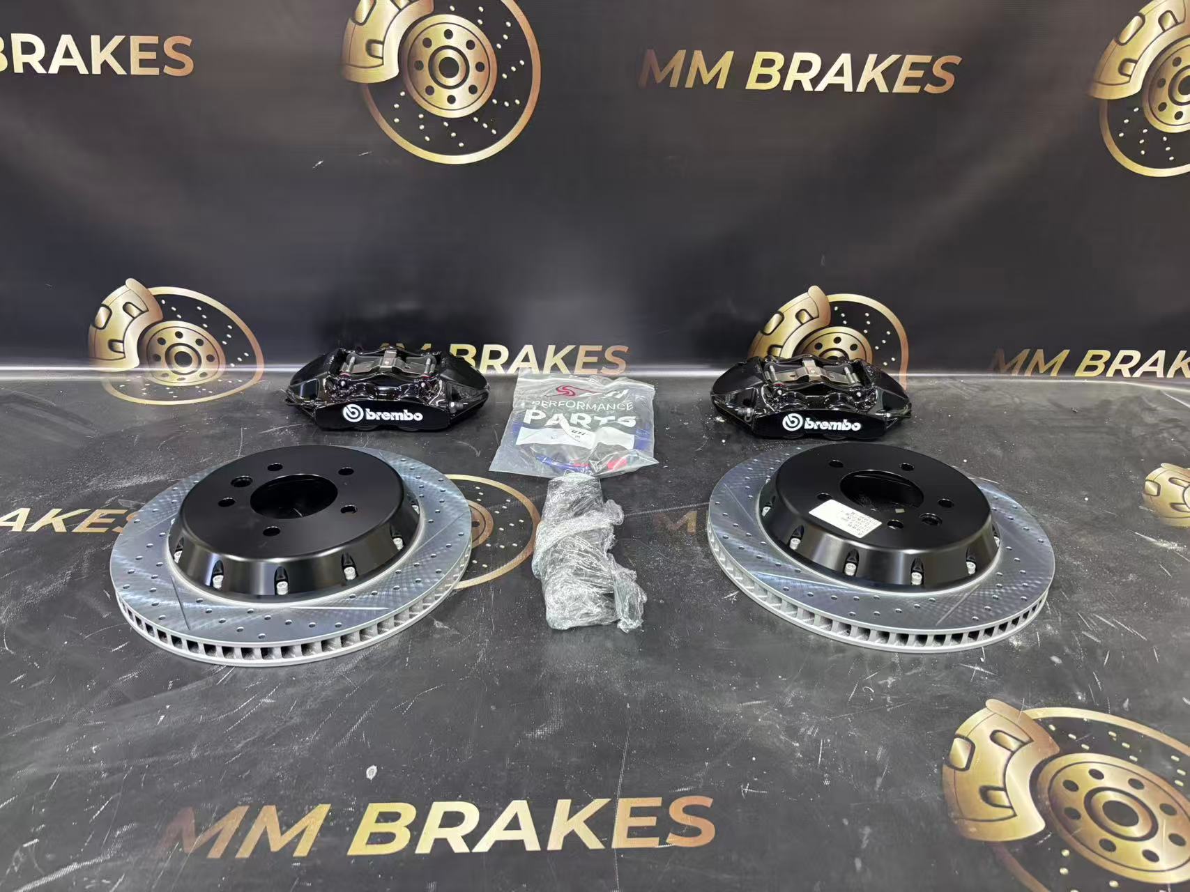 Четырёхпоршневые суппорта Brembo чёрного цвета, перфорированные диски с насечками и армированные шланги в комплекте