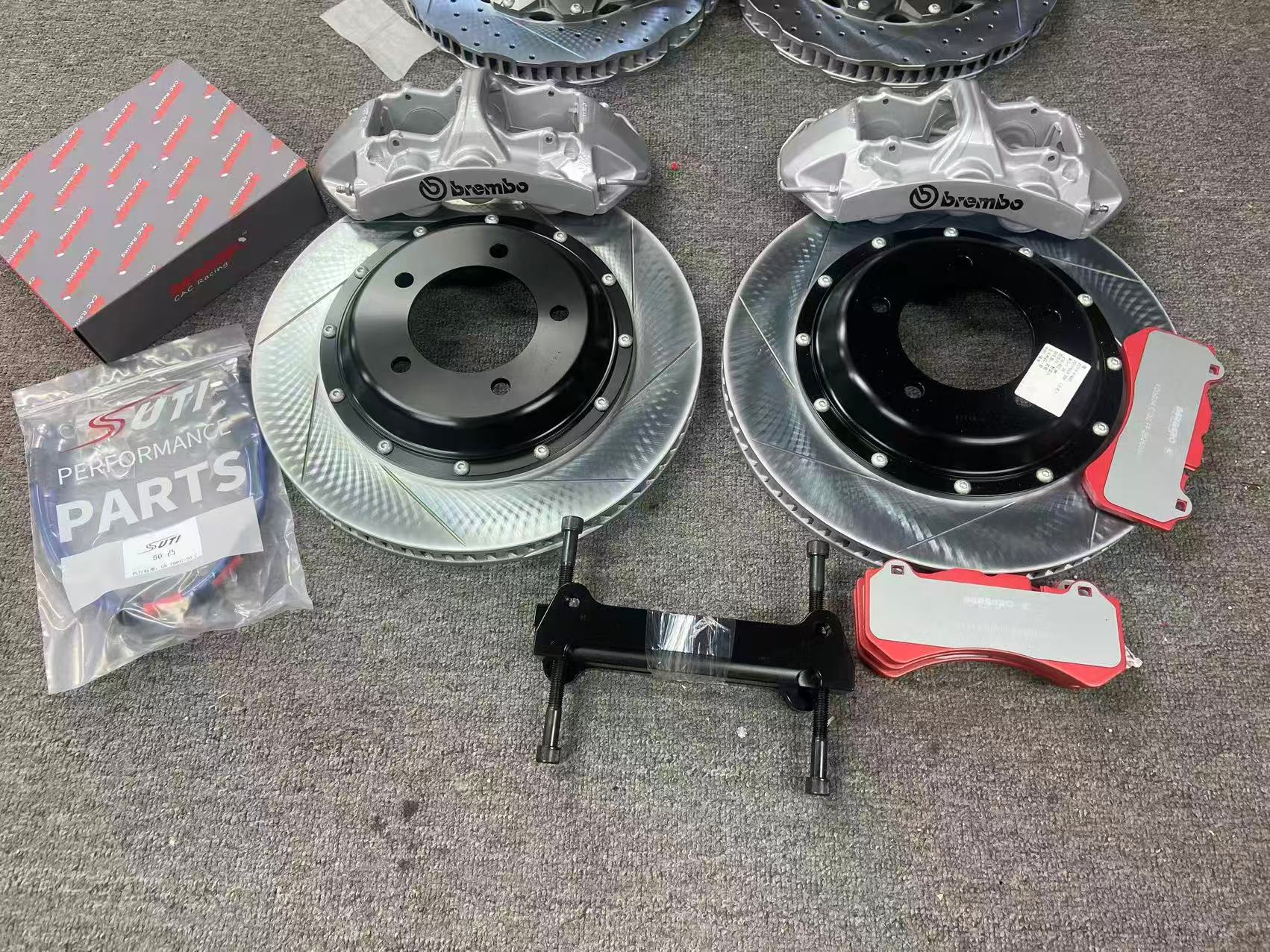 Комплект Brembo GT6 для передней оси: два шестипоршневых суппорта серебристого цвета, двухсоставные диски с насечками, колодки, переходные кронштейны и крепёж