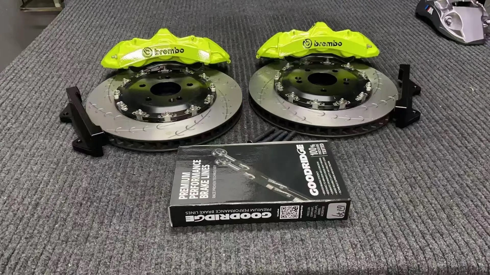 Комплект Brembo с салатовыми многопоршневыми суппортами, двухсоставными дисками с насечками и тормозными шлангами